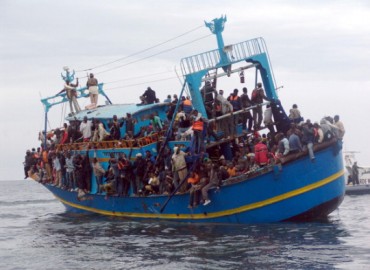 Una barcone carico di migranti nel mare Mediterraneo
