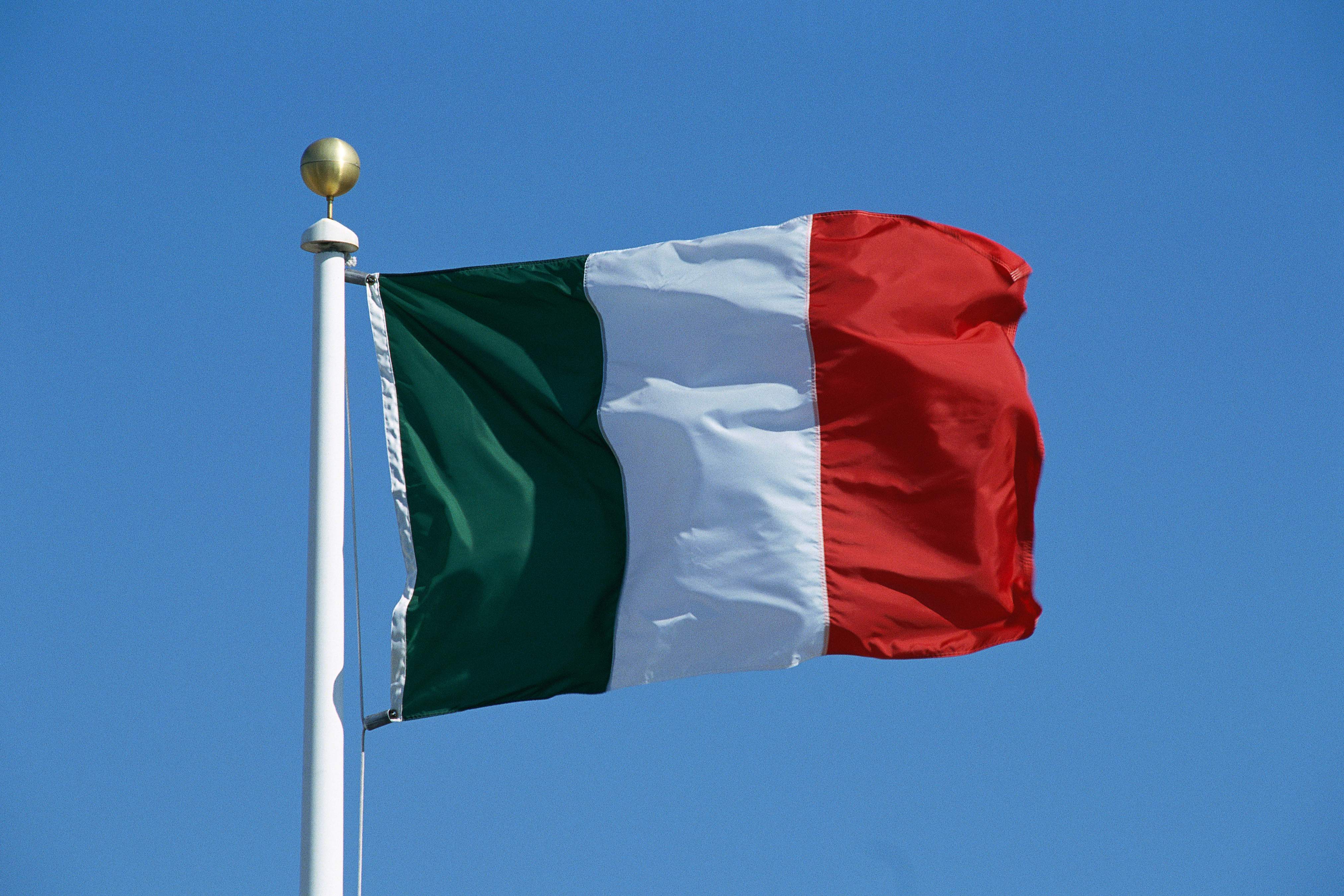 La bandiera italiana celebrata nella festa del tricolore (B1- B2)